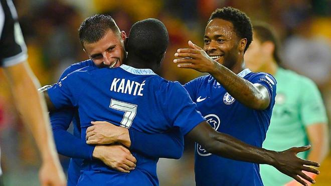 德媒：由于手指受伤，诺伊尔近两场都佩戴特制的四指手套参赛