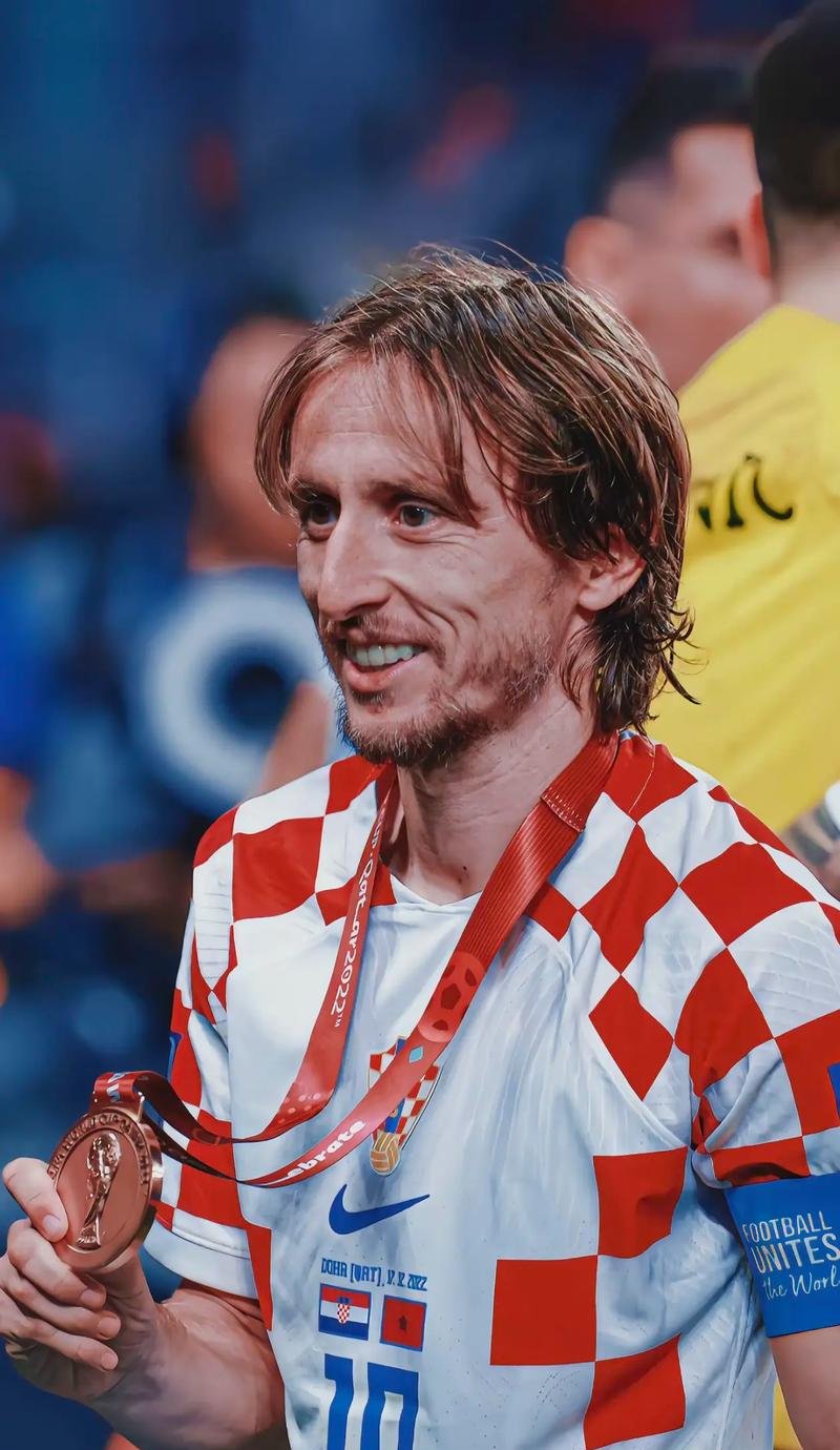 美术课上学生用课本表演变脸，轻松拿捏住精髓， 网友：“教科书式”变脸！