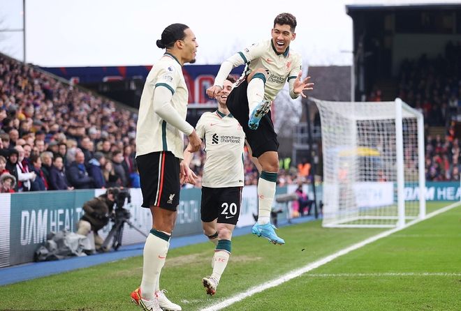 追平切尔西升英超第6！B费2射1传一战造2大神迹，曼联4-1复仇狼队